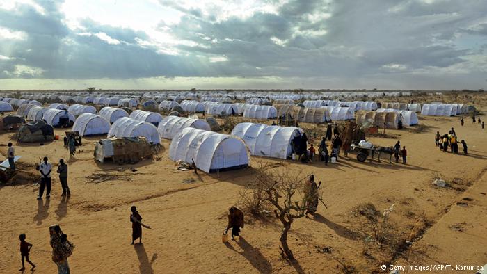 Kenya delays closure of world`s largest refugee camp